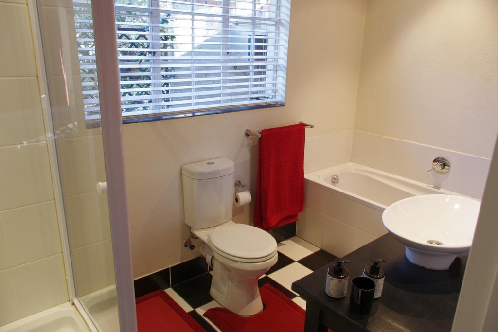 Pepper Tree Guest House Rivonia แซนด์ตัน ภายนอก รูปภาพ