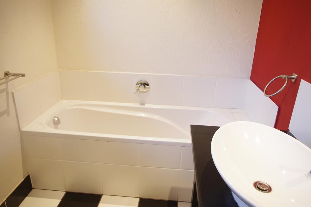 Pepper Tree Guest House Rivonia แซนด์ตัน ภายนอก รูปภาพ